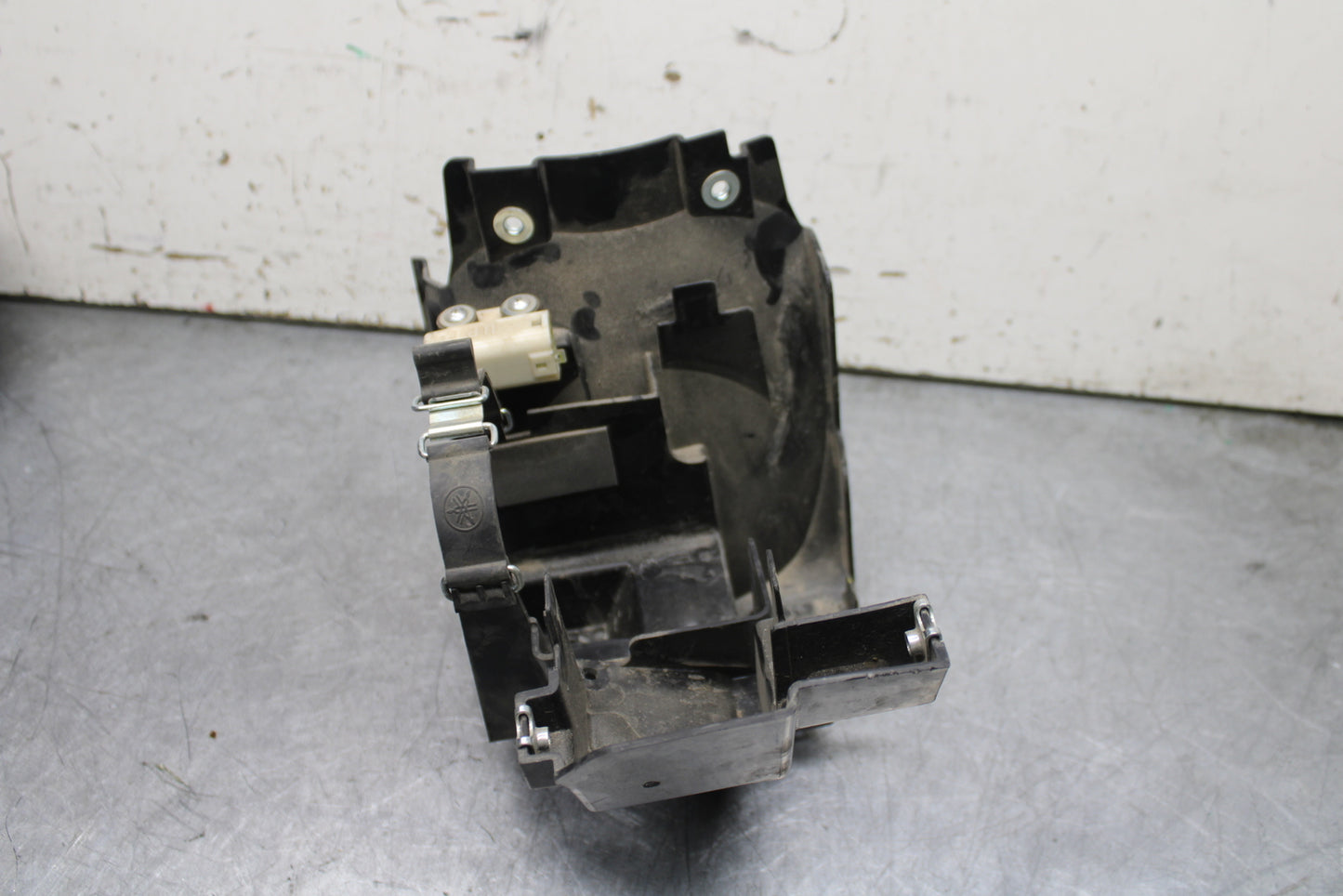 17-24 YAMAHA BOLT XVS950 BATTERY TRAY BOX HOLDER BB729