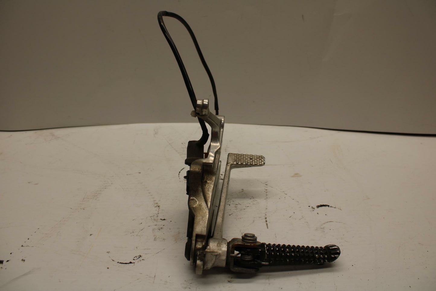 99 YAMAHA YZF R6 RIGHT REARSET REAR SET DRIVER FOOT PEG REST STOP BB246