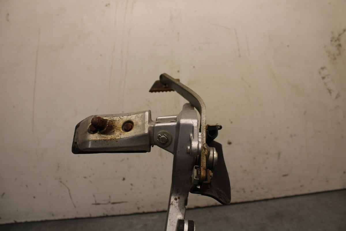 04-12 HONDA ST1300A RIGHT FRONT FOOT REST PEG STEP MOUNT BRACKET BB669