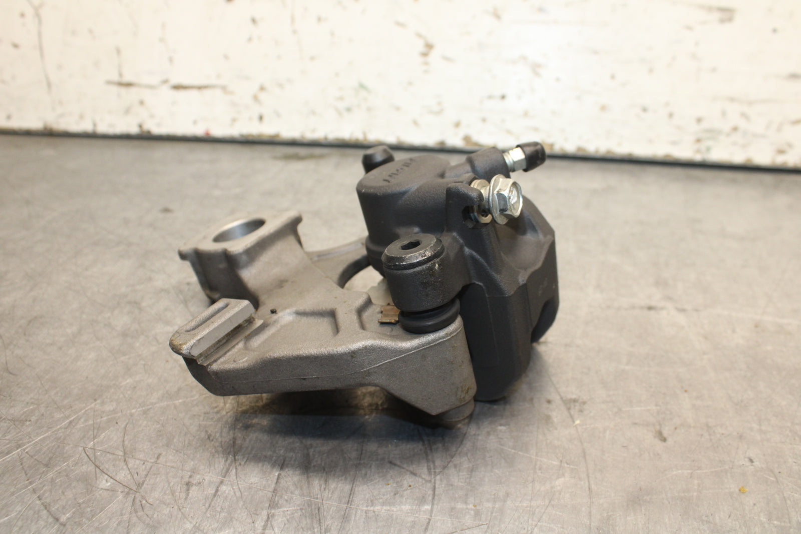 13 SUZUKI GSXR750 REAR BACK BRAKE CALIPER W MOUNT BRACKET BB110