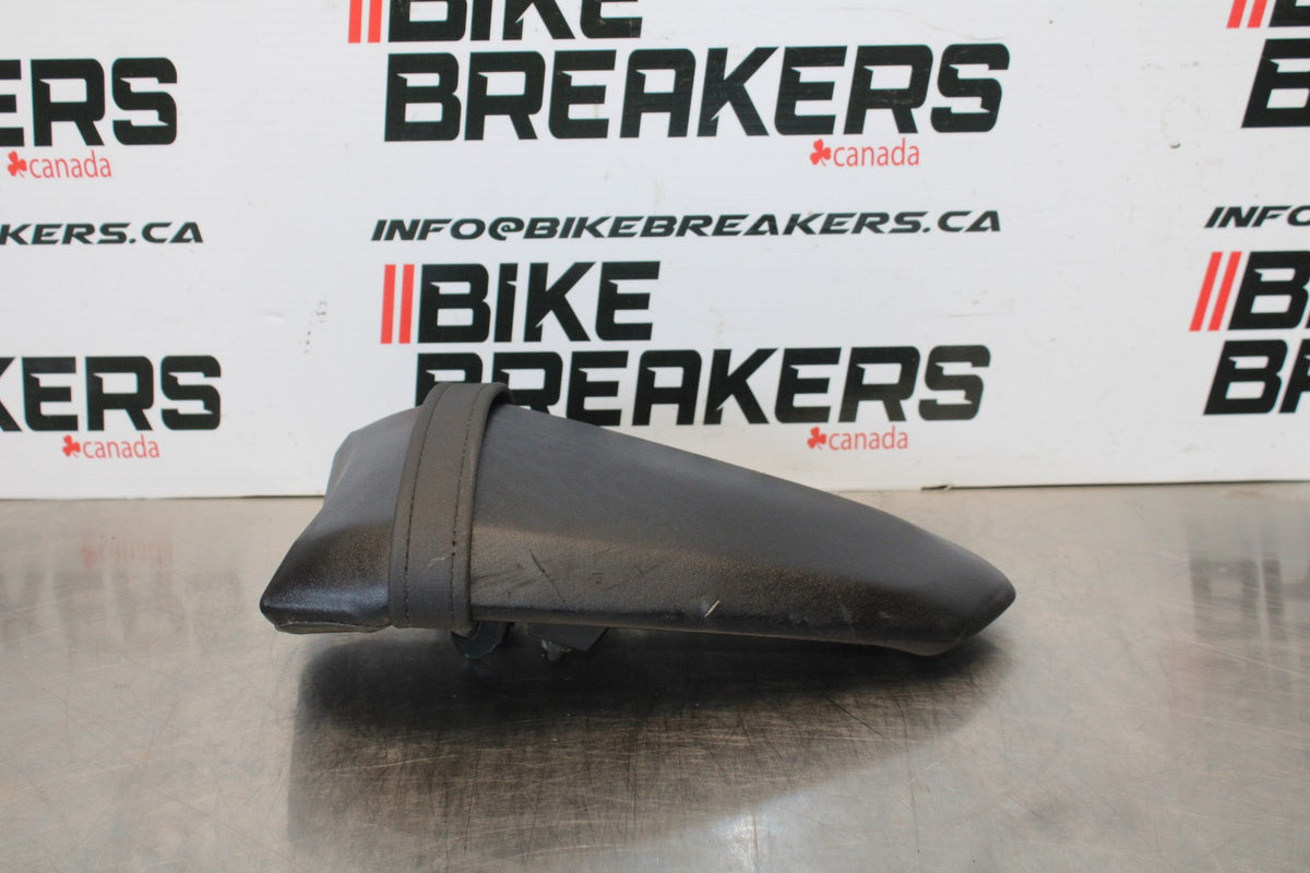 22-25 YAMAHA YZF R7 REAR BACK PASSENGER TANDEM SEAT PAD SADDLE PILLION BB176
