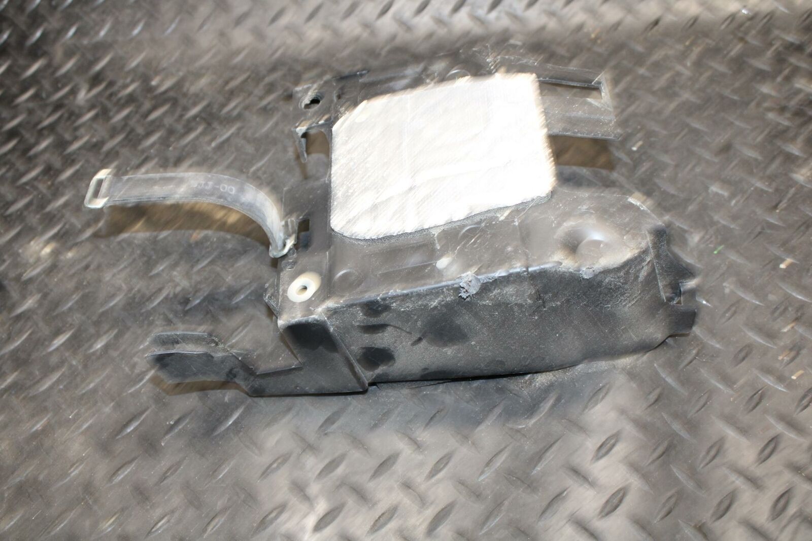 09-14 YAMAHA YZF R1 REAR BACK TAIL UNDERTAIL BATTERY TRAY PLASTIC BB196