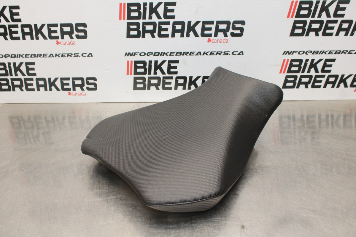 24-25 SUZUKI GSXR1000 FRONT DRIVERS SEAT PAD SADDLE PILLION BB767