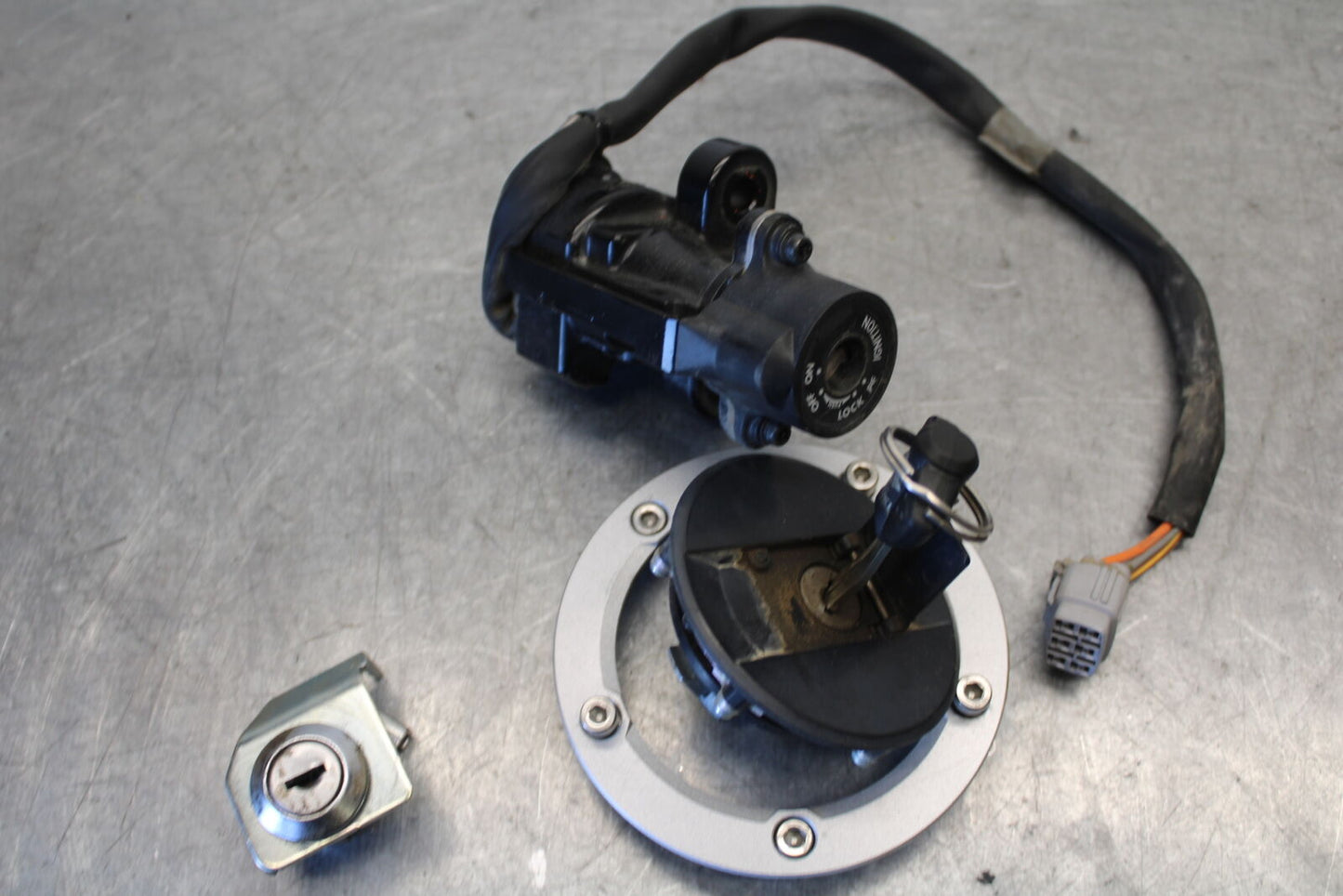 11-24 SUZUKI GSXR750 IGNITION LOCK KEY SET W/ GAS CAP AND SEAT LOCK BB687