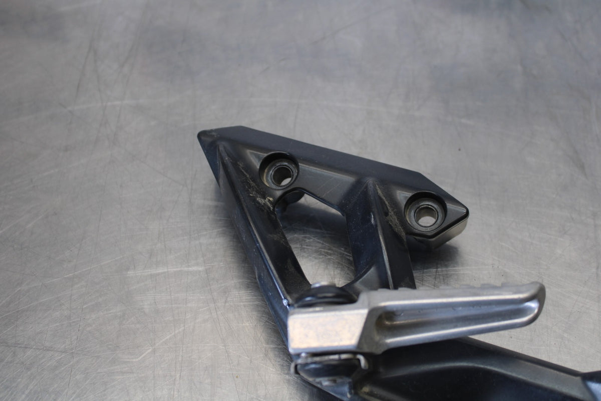 09 KAWASAKI CONCOURS 14 ZG1400B REAR BACK PASSENGER PEG SET PAIR BB875