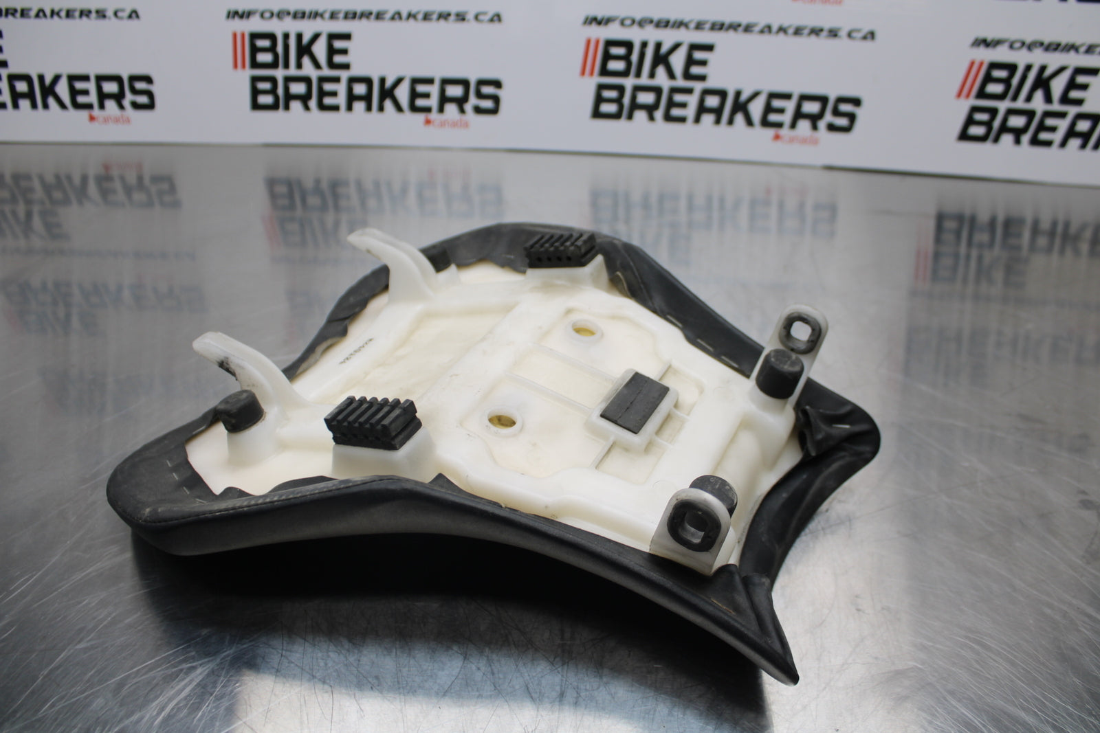 11 SUZUKI GSXR1000 FRONT DRIVERS SEAT PAD SADDLE PILLION BB142