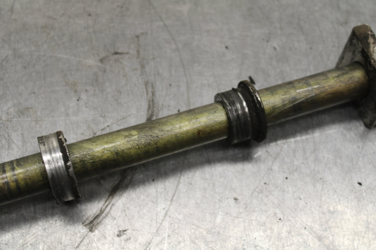 03-04 TRIUMPH DAYTONA 600 REAR AXLE BACK WHEEL RIM PIVOT BOLT AXEL BB745