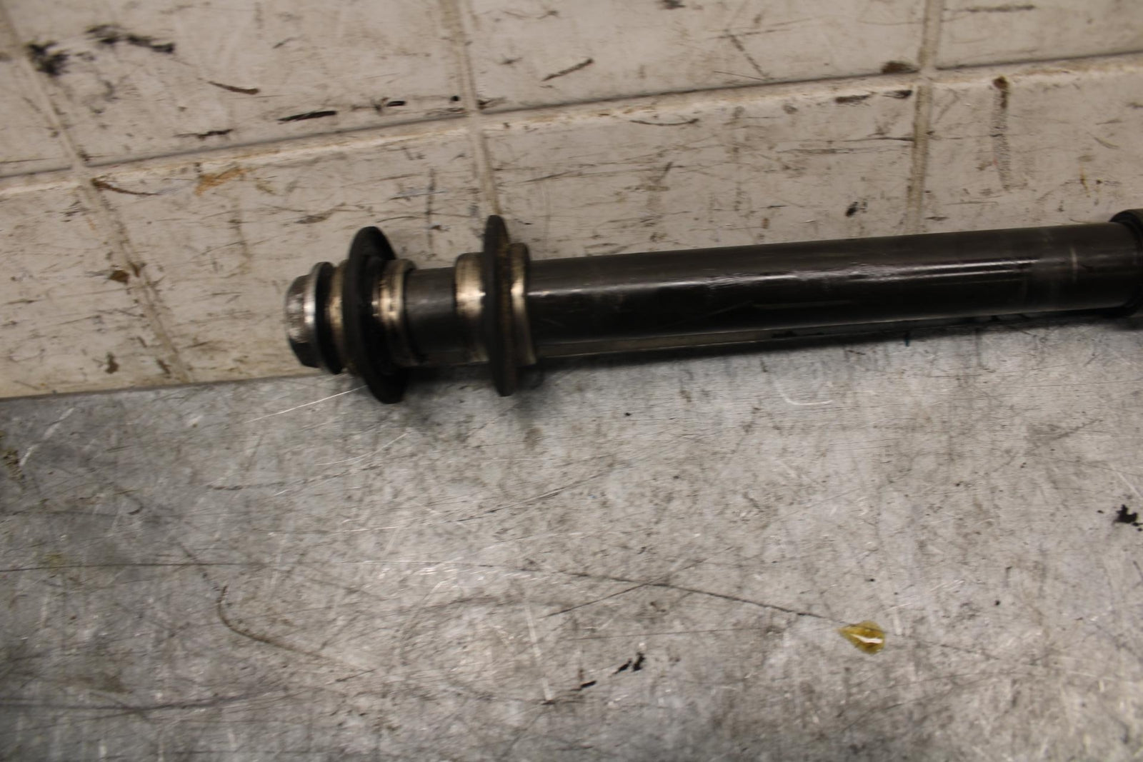 2003 Yamaha YZF R6 FRONT WHEEL RIM AXLE PIVOT BOLT 5SL-25181-00-00 BB539