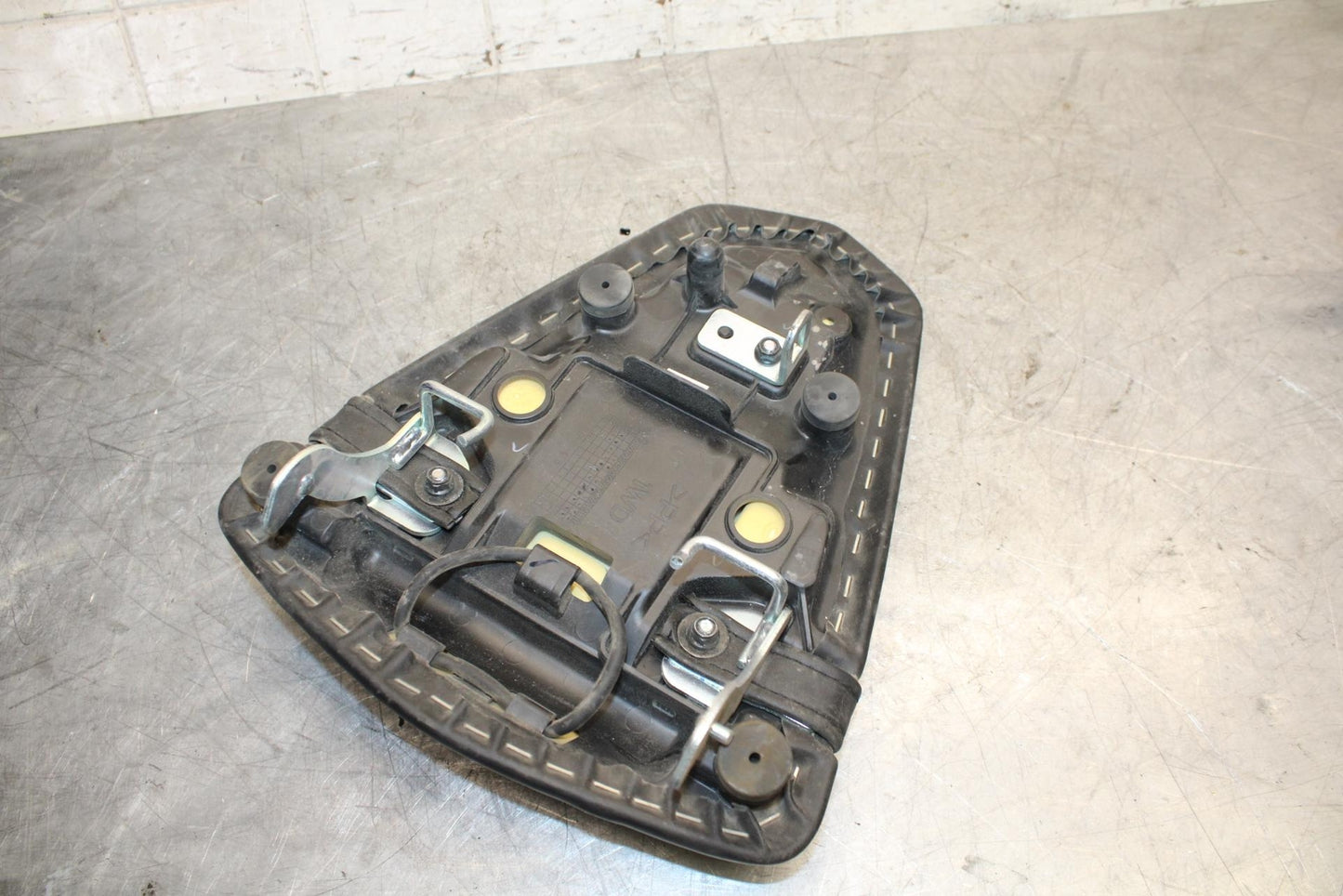 2015 Yamaha YZF R3 REAR BACK PASSENGER TANDEM SEAT PAD SADDLE PILLION BB526
