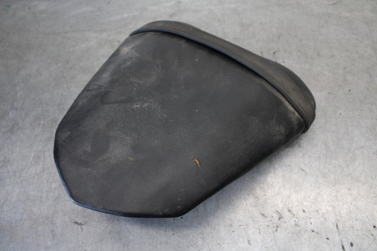 08-16 YAMAHA YZF R6 REAR BACK PASSENGER TANDEM SEAT PAD SADDLE PILLION BB665