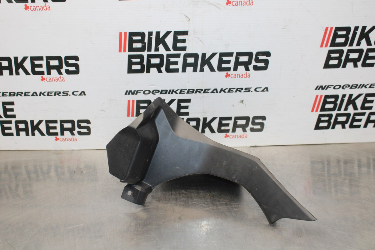 18 YAMAHA YZF R1  RIGHT FRONT UPPER FAIRING COWL PLASTIC BB838