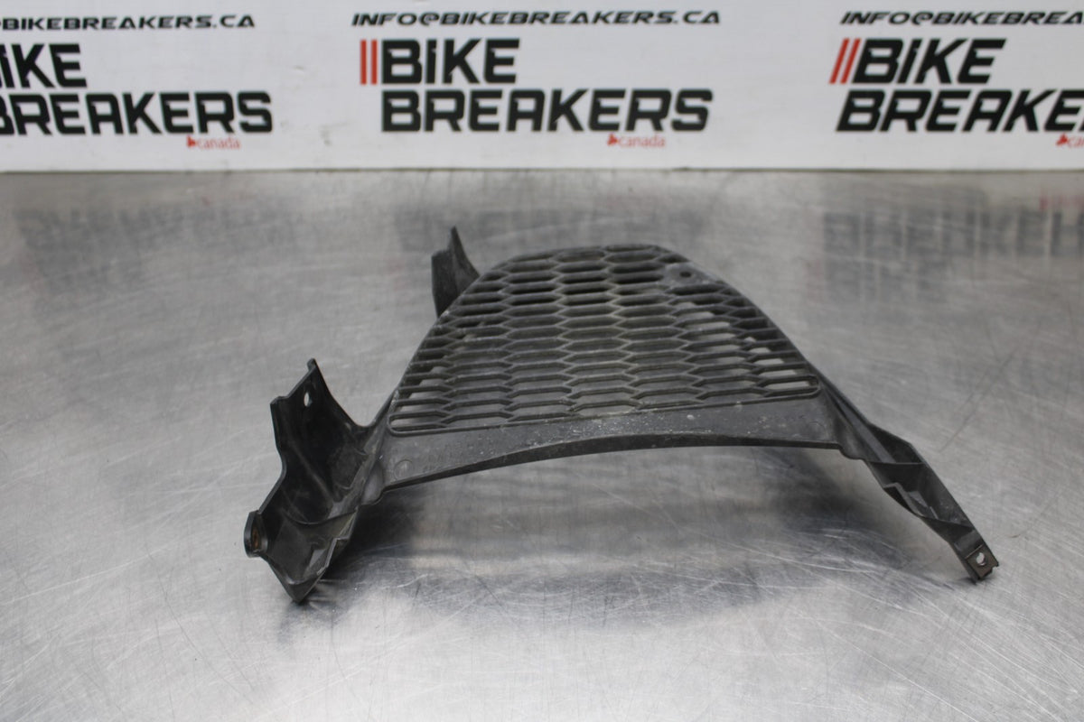 05-06 SUZUKI GSXR1000 FRONT LOWER INNER EXHAUST V FAIRING COWL GUARD BB857