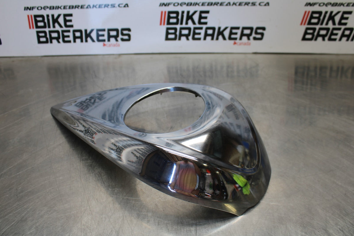09 YAMAHA V STAR 950 GAS TANK CAP COVER TRIM PANELCOWL FAIRING BB172
