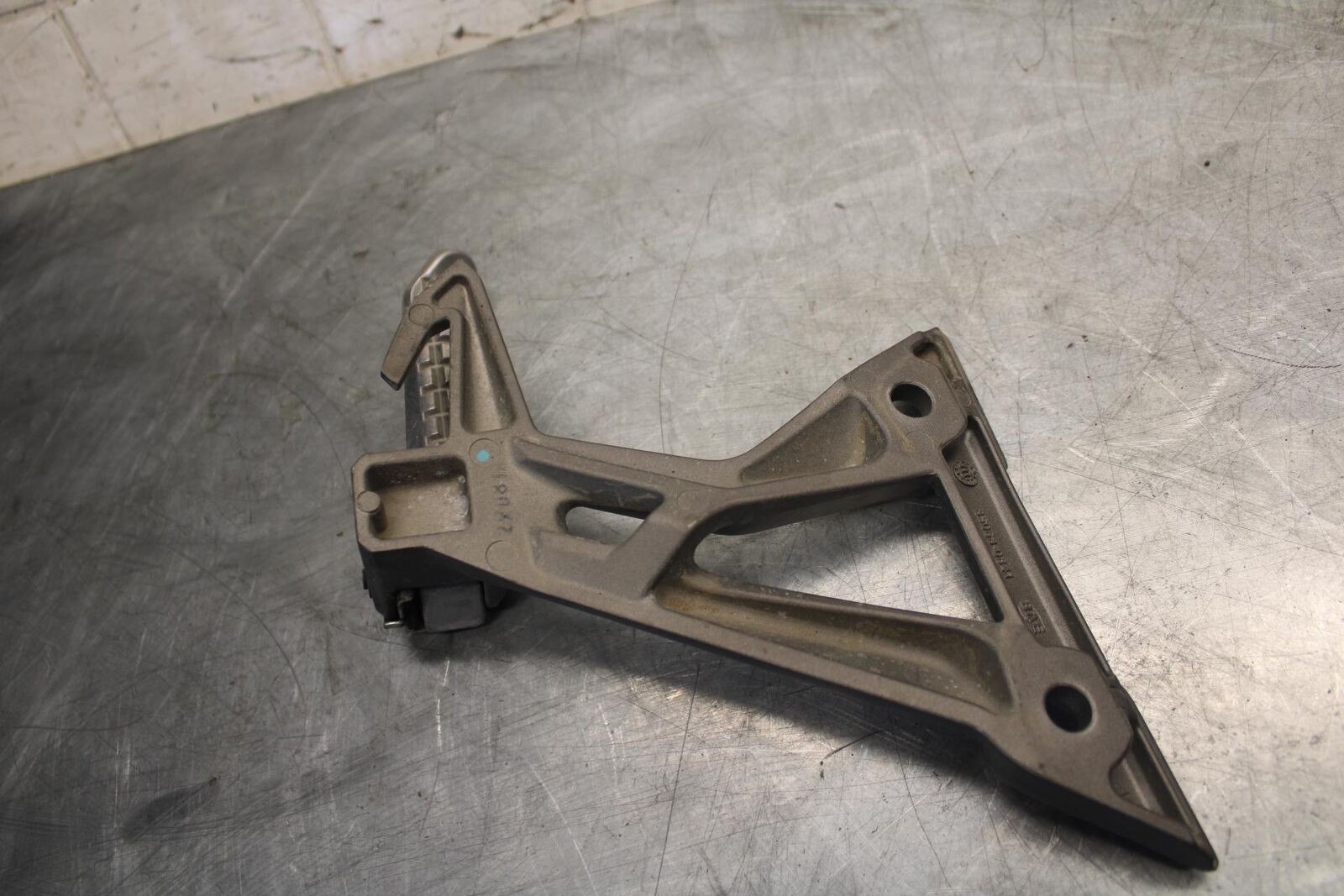 2015 Kawasaki Ninja 300 EX300B ABS LEFT REAR BACK PASSENGER PEG BRACKET BB518
