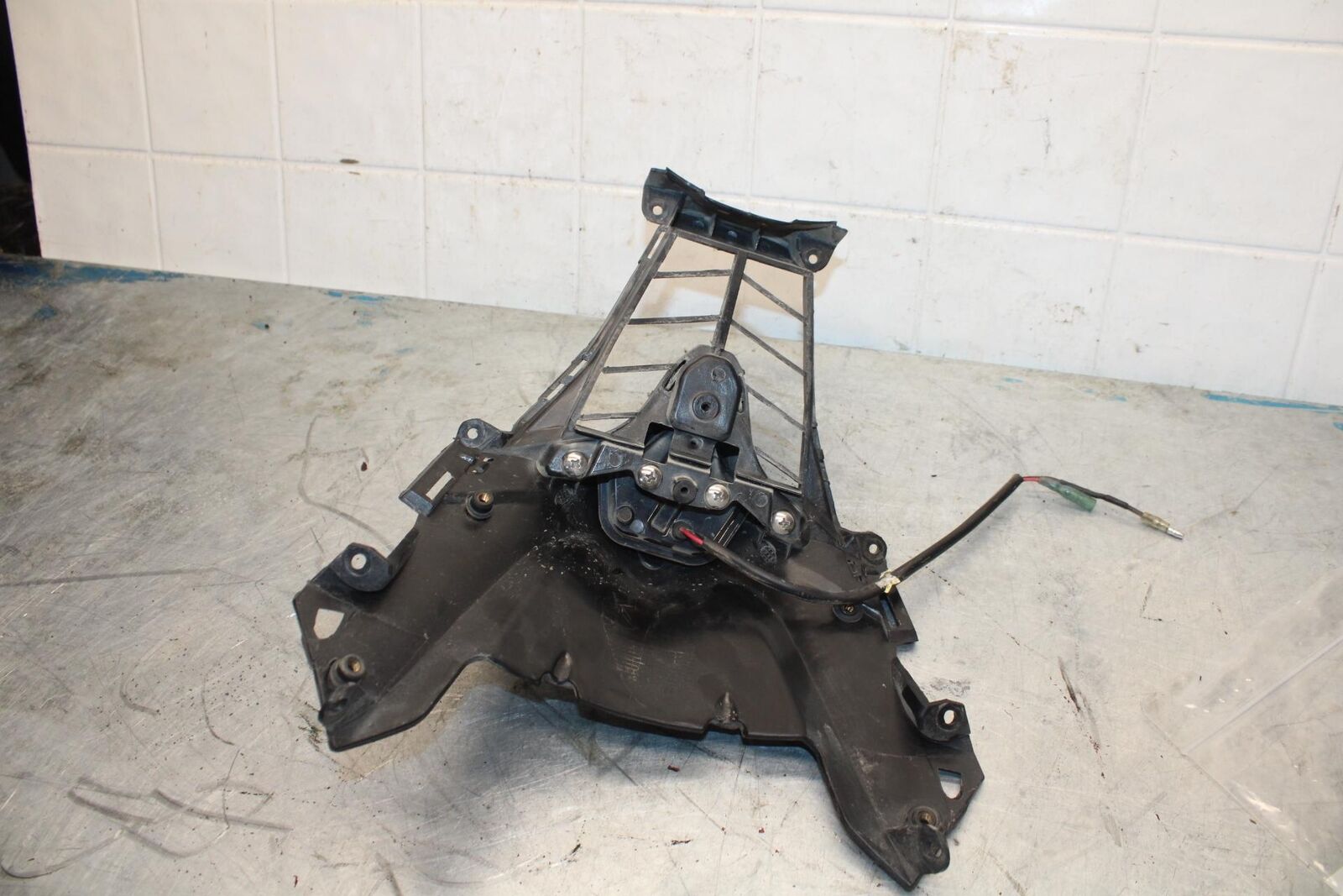 07 YAMAHA YZF R6 2c0 RUNNING PILOT FRONT LIGHT WITH TRIM NOSE MID DUCT BB423