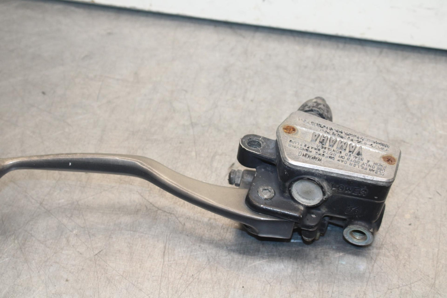 1988 Yamaha FZ600 FRONT BRAKE MASTER CYLINDER w/ LEVER BB601