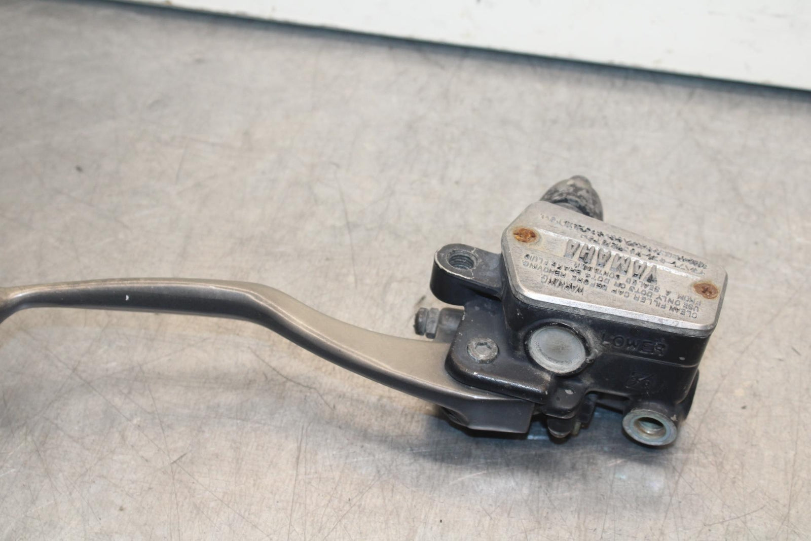 1988 Yamaha FZ600 FRONT BRAKE MASTER CYLINDER w/ LEVER BB601