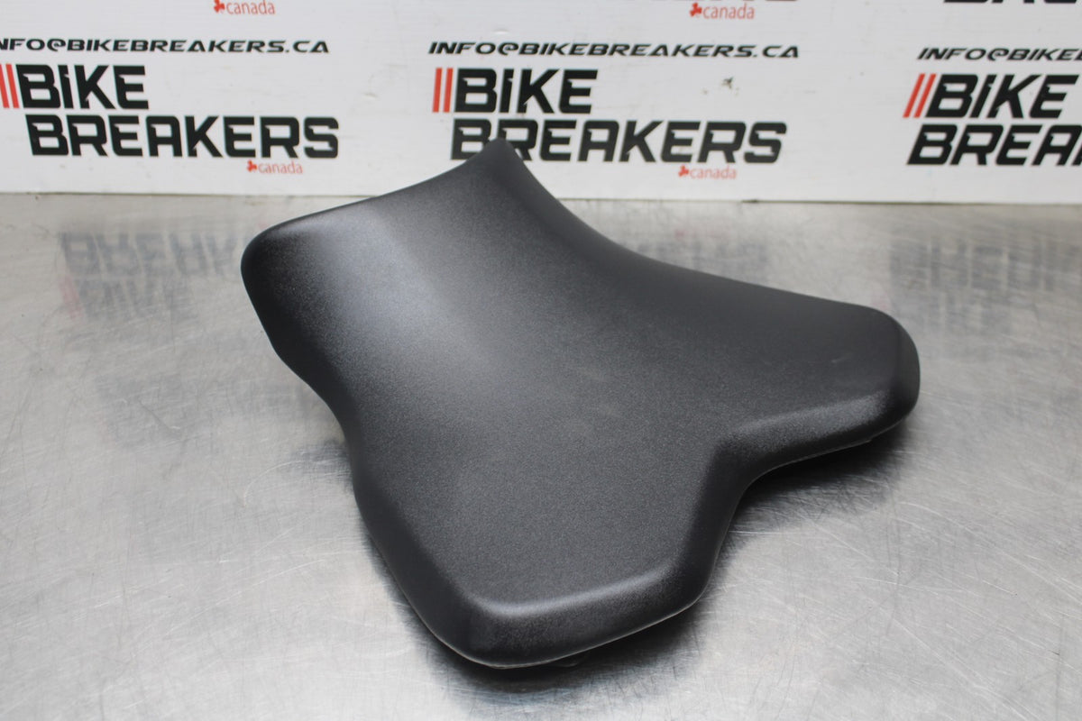 18 YAMAHA YZF R1  FRONT DRIVERS SEAT PAD SADDLE PILLION BB838