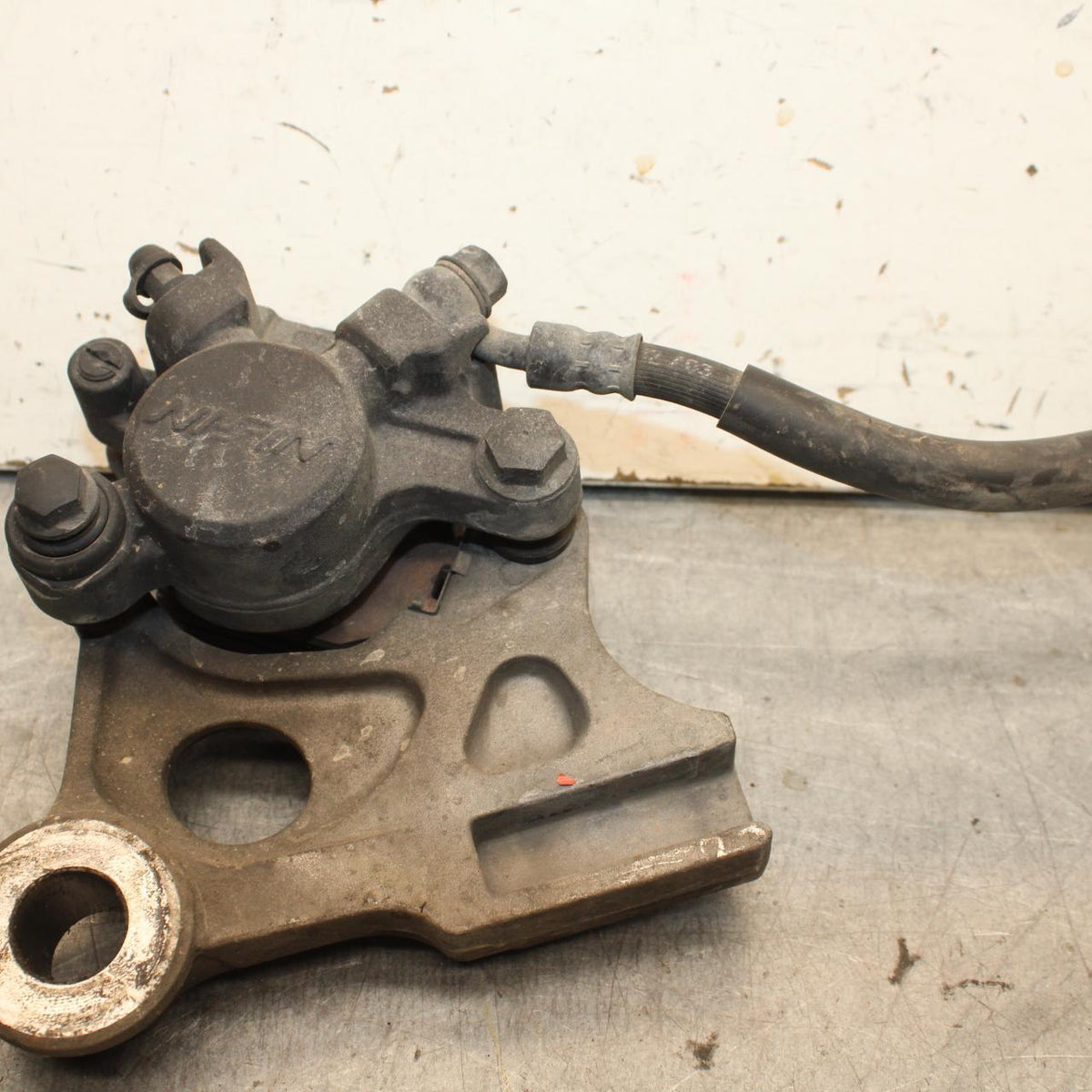 01-06 HONDA CBR600F4I REAR BRAKE CALIPER W MOUNT BRACKET 43150-MBW-006 BB644