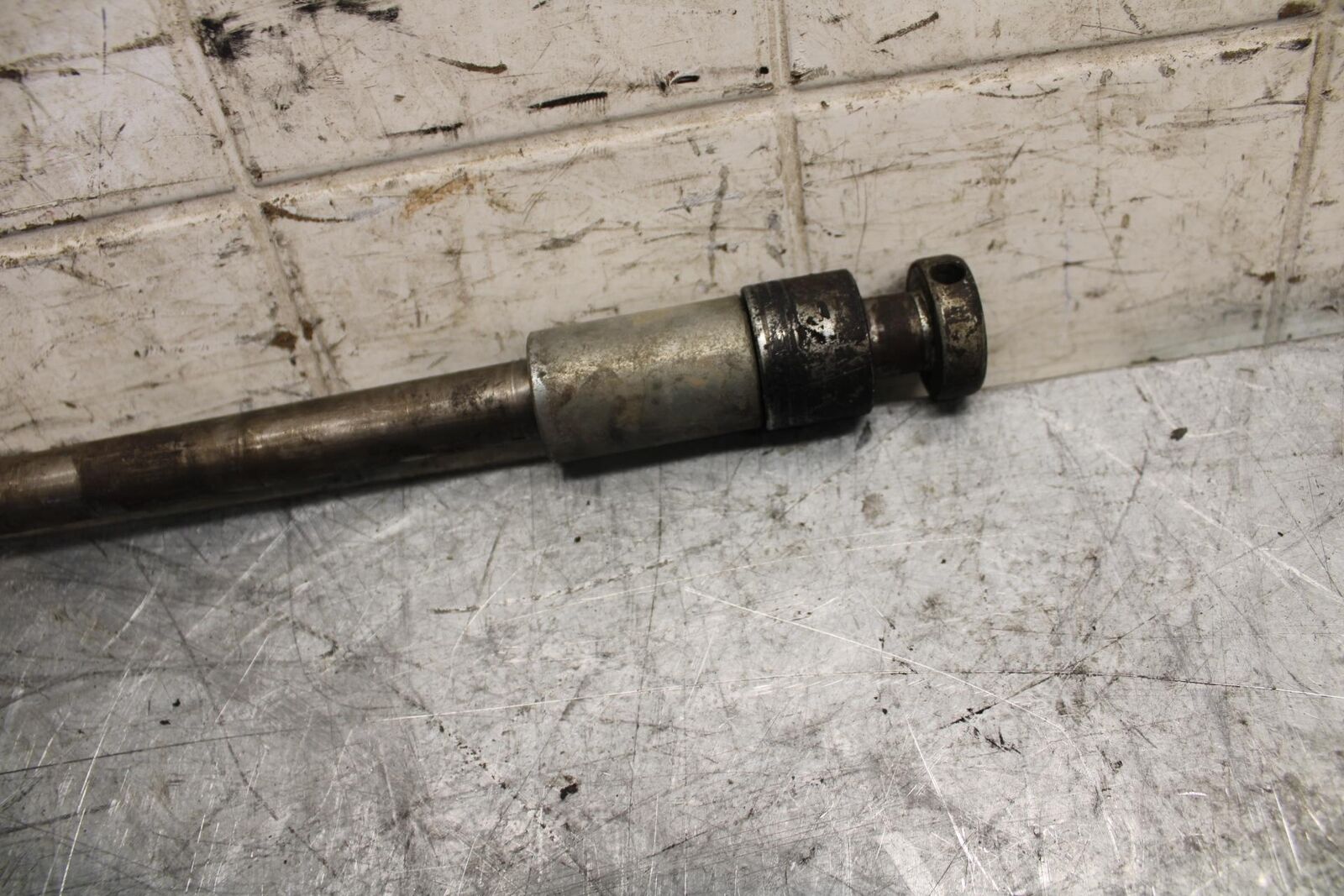 1982 Suzuki GS450L REAR AXLE BACK WHEEL RIM PIVOT BOLT AXEL 64711-3300V BB52