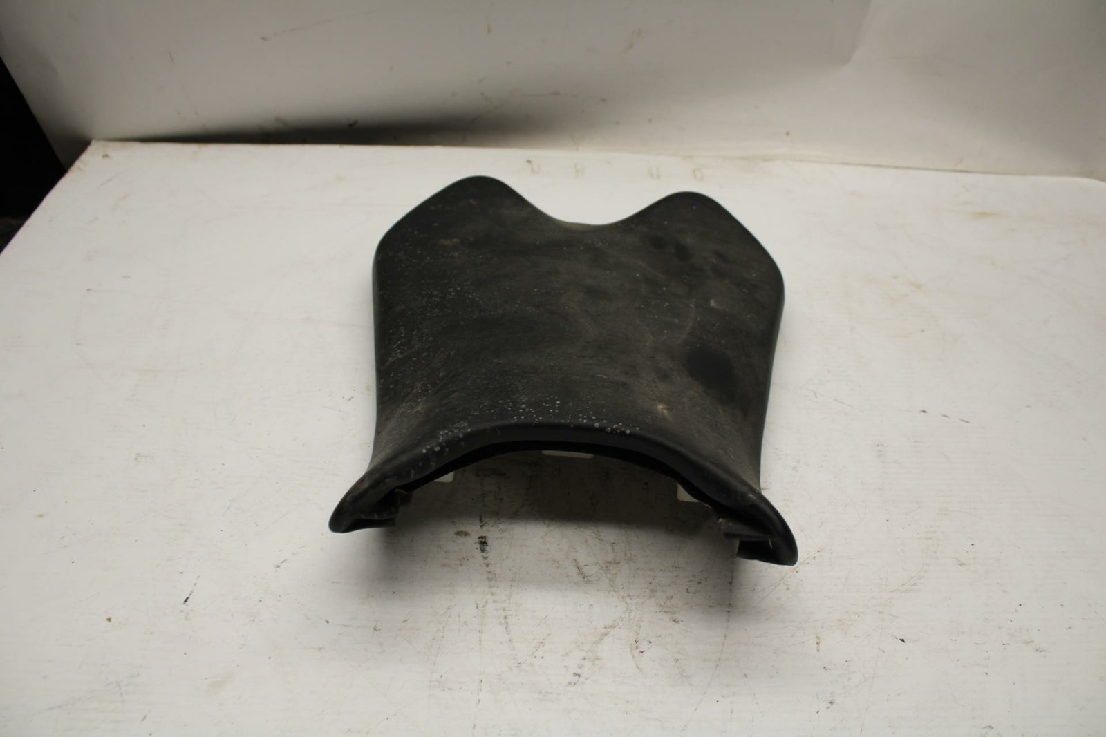 08-17 YAMAHA YZF R6 FRONT DRIVERS SEAT PAD SADDLE PILLION BB354