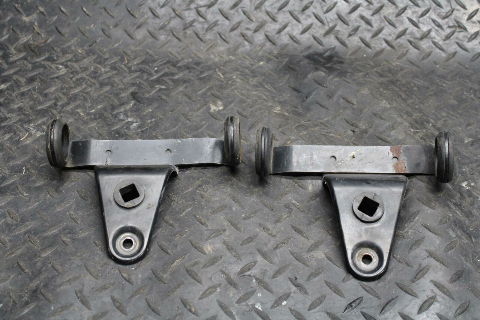 78 SUZUKI GS550E HEADLIGHT HEAD LIGHT LAMP TRIM MOUNT SUPPORT  BB212
