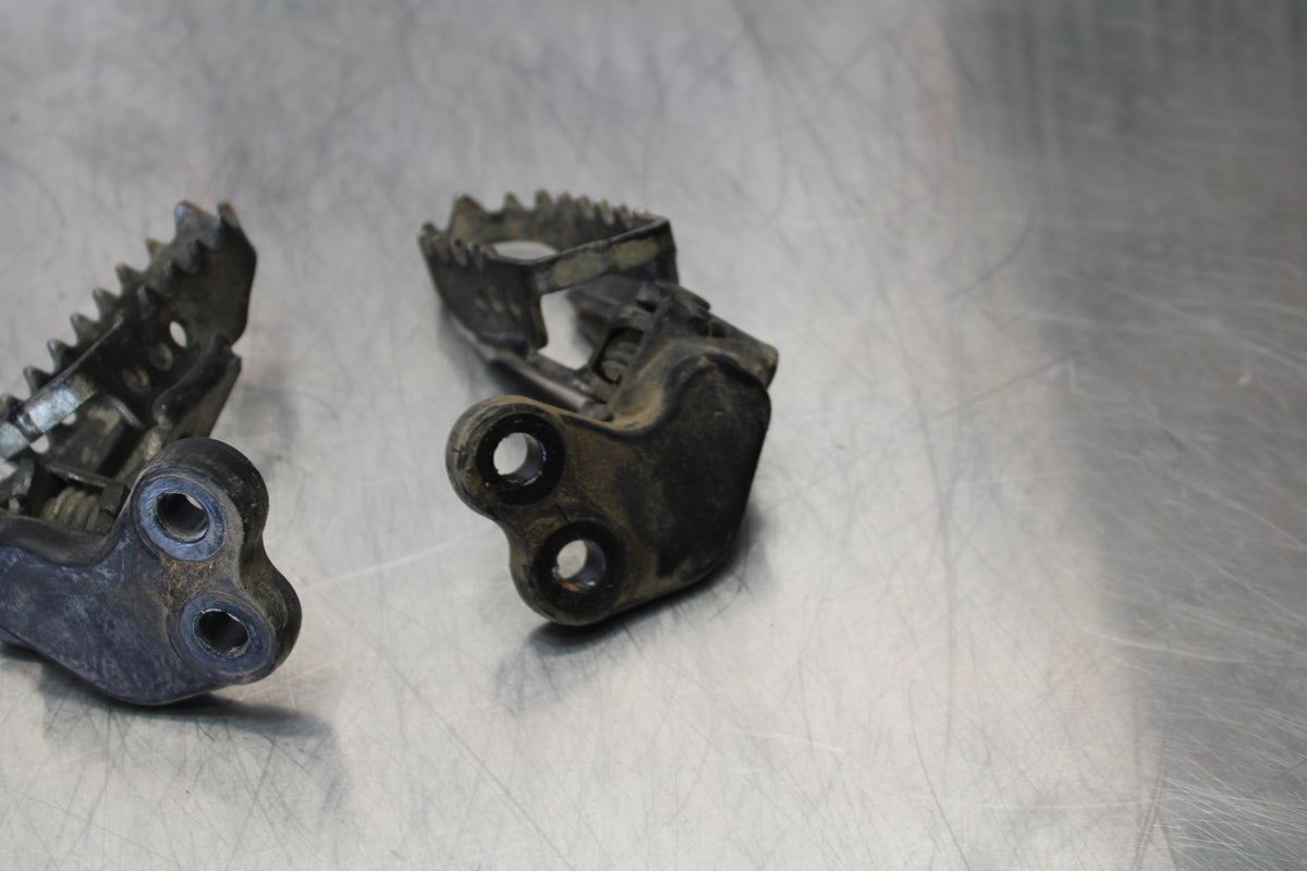 19 YAMAHA TTR230 LEFT RIGHT FOOT RESTS PEGS  BB146
