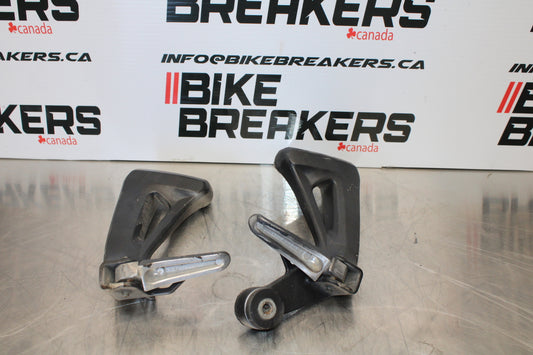 00 SUZUKI SV650 REAR BACK PASSENGER PEG SET PAIR BB156