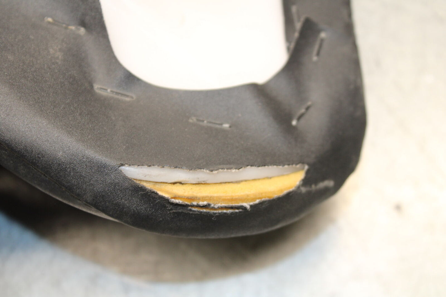 05-06 SUZUKI GSXR1000 FRONT DRIVERS SEAT PAD SADDLE 45100-41G01-6BY BB663