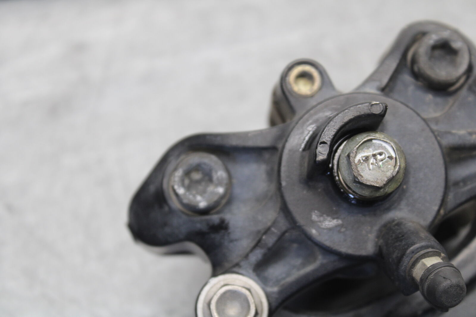 05-06 SUZUKI GSXR1000 REAR BRAKE CALIPER W MOUNT BRACKET 69100-29G20-999 BB663