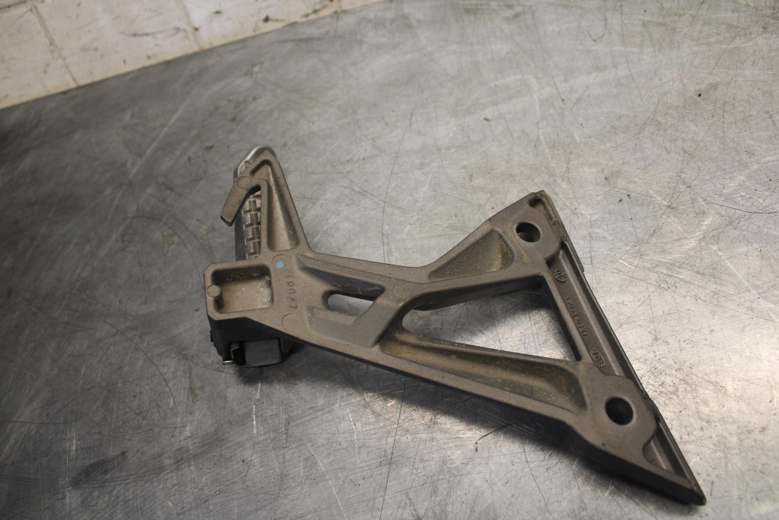 2015 Kawasaki Ninja 300 EX300B ABS LEFT REAR BACK PASSENGER PEG BRACKET BB518