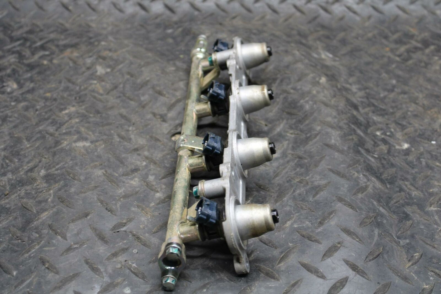 03-04 HONDA CBR600RR SECONDARY FUEL INJECTORS TOP AIRBOX GAS RAIL BB218