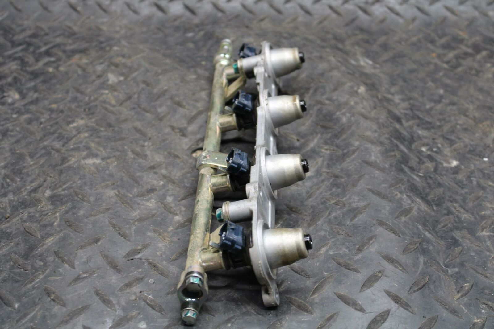 03-04 HONDA CBR600RR SECONDARY FUEL INJECTORS TOP AIRBOX GAS RAIL BB218
