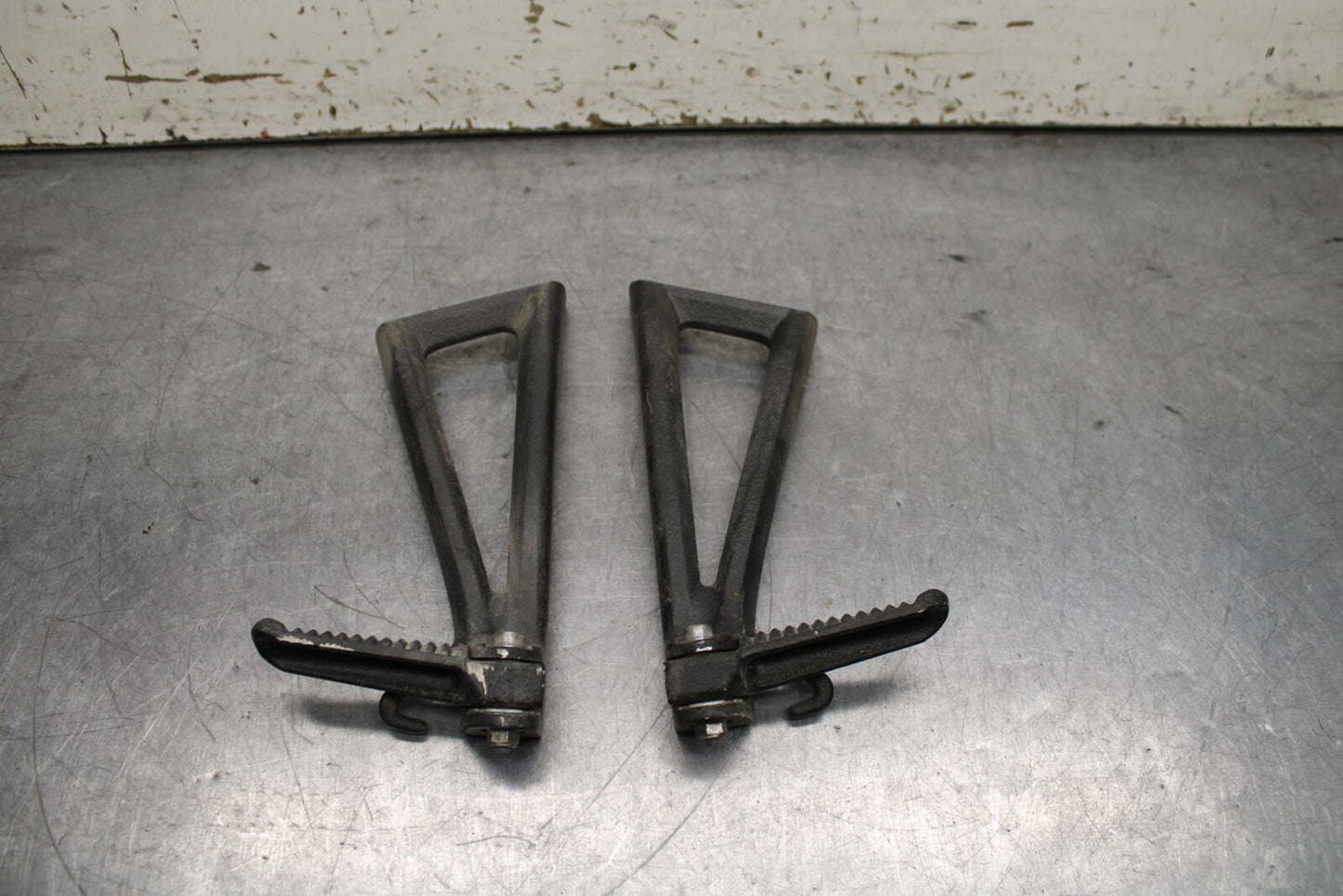 06-07 YAMAHA YZF R6 REAR BACK PASSENGER PEG SET PAIR BB742