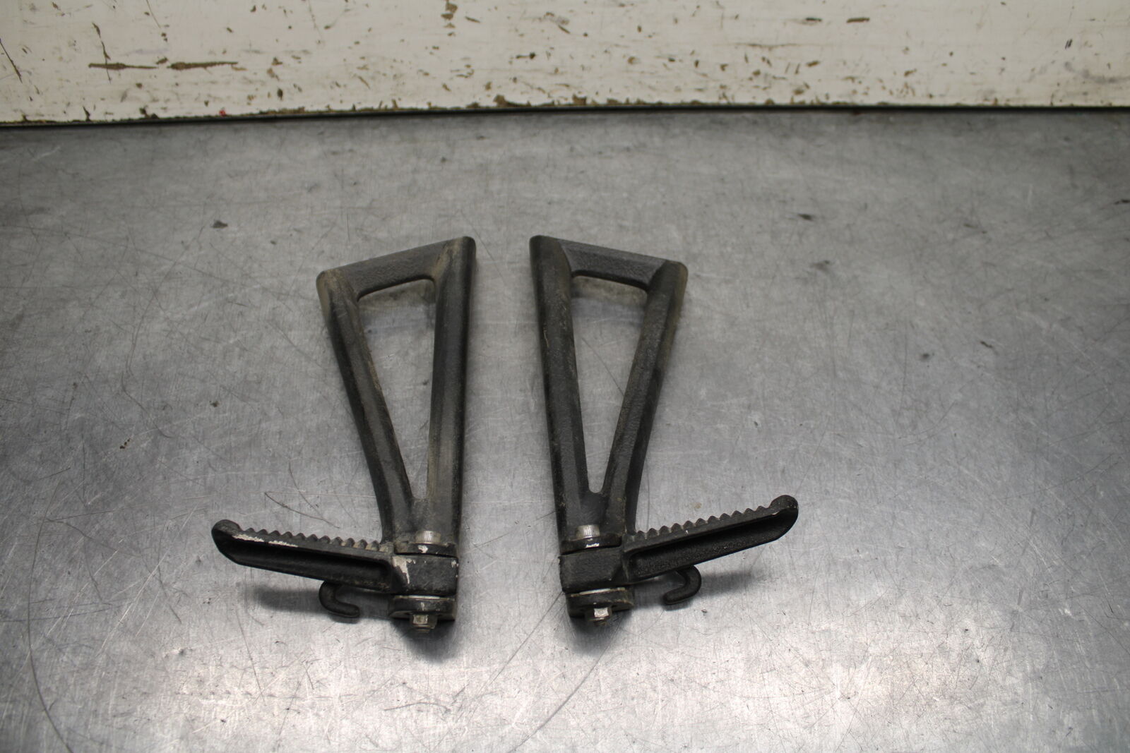 06-07 YAMAHA YZF R6 REAR BACK PASSENGER PEG SET PAIR BB742
