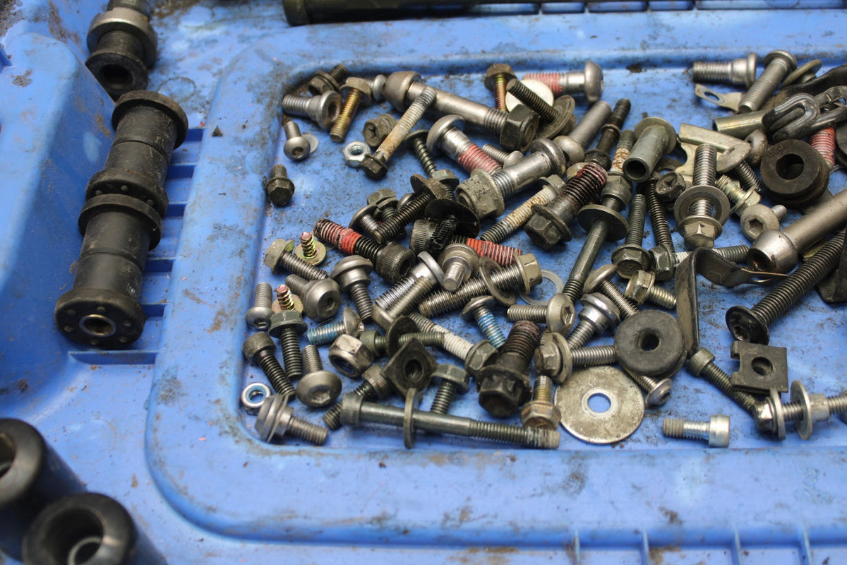 05-06 KAWASAKI NINJA ZX6R LEFTOVER MOUNTING BOLTS HARDWARE SCREWS BB877