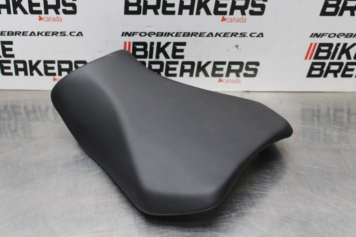 11-25 SUZUKI GSXR 600  FRONT DRIVERS SEAT PAD SADDLE PILLION BB830