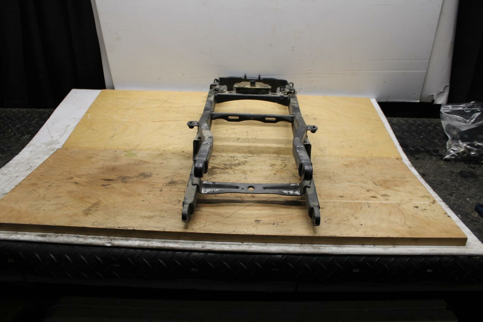 04-05 KAWASAKI NINJA ZX10R REAR SUBFRAME BACK SUB FRAME BB322