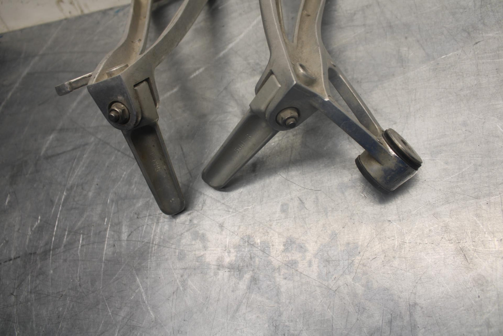 05 YAMAHA YZF R6S REAR BACK PASSENGER PEG SET PAIR BB462