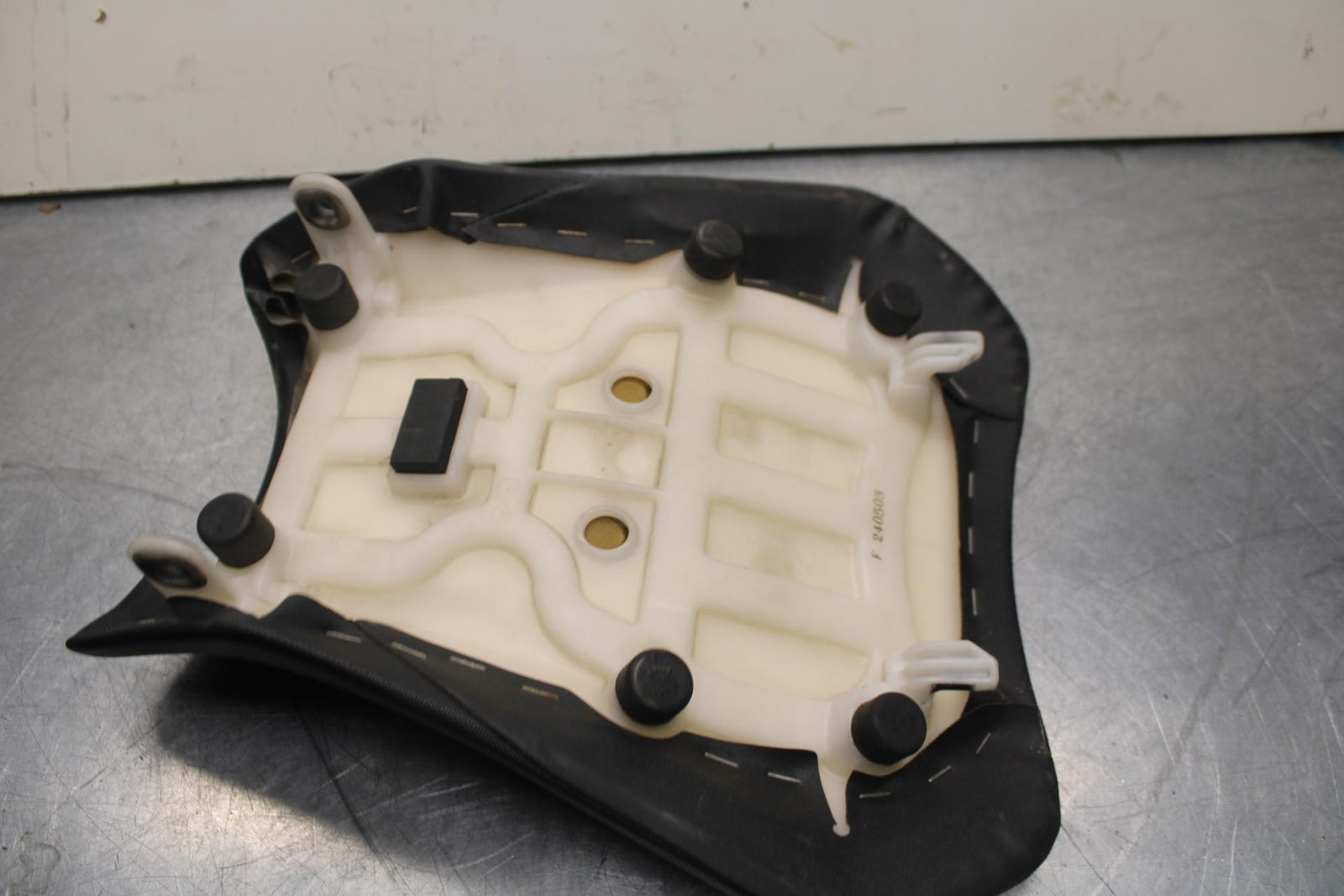 2011 Suzuki GSXR600 FRONT DRIVERS SEAT PAD SADDLE 45100-14J10-DW2 BB602