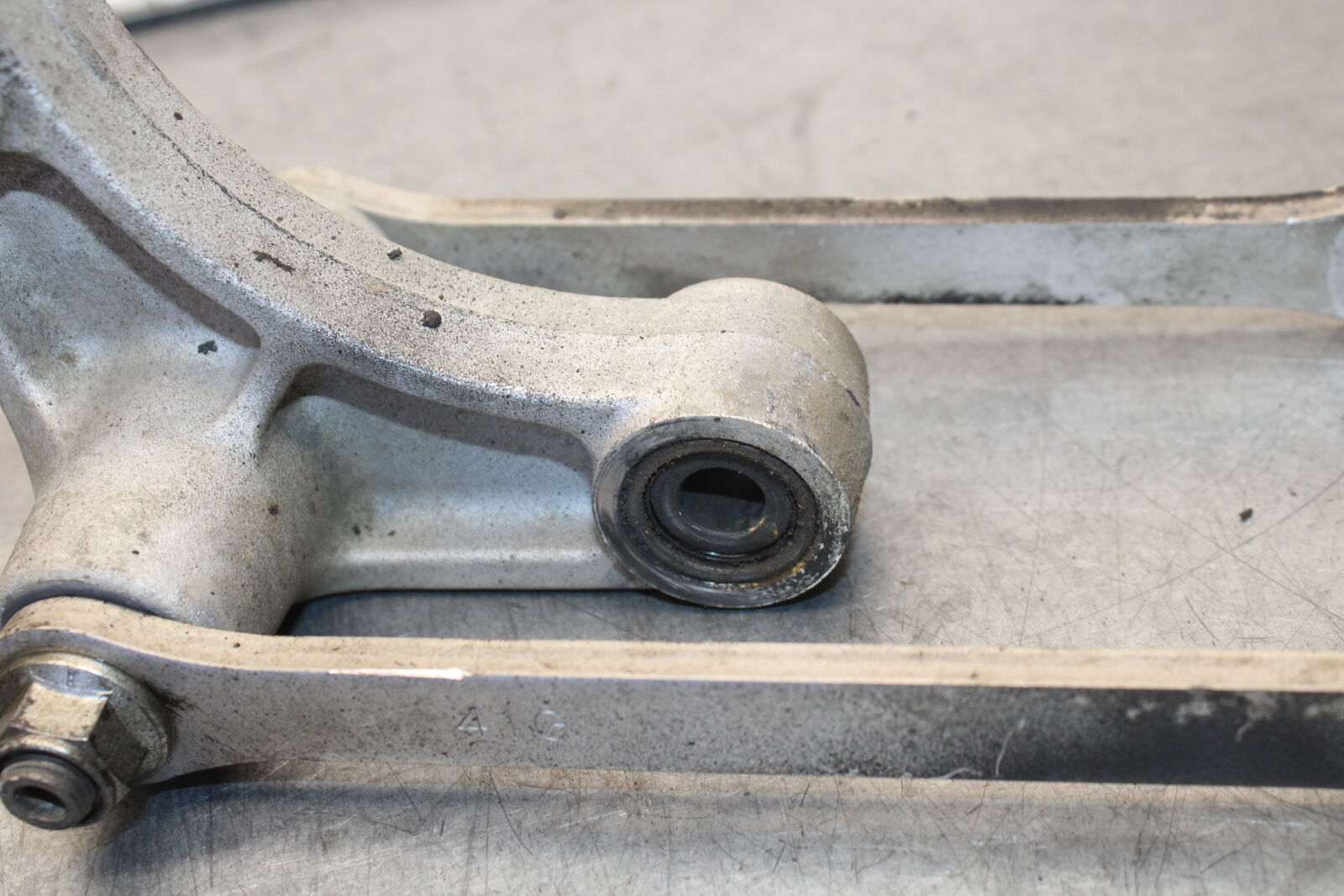 05-06 SUZUKI GSXR1000 REAR DOGBONE SHOCK LINKAGE LINK 62600-41810 BB663