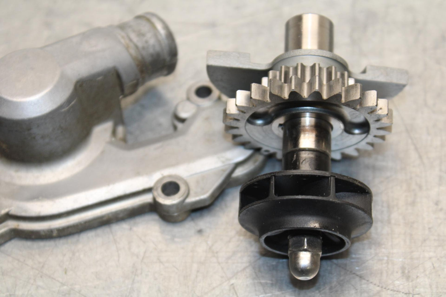 13 KTM 350 SXF ENGINE WATER PUMP W HOUSING BB104