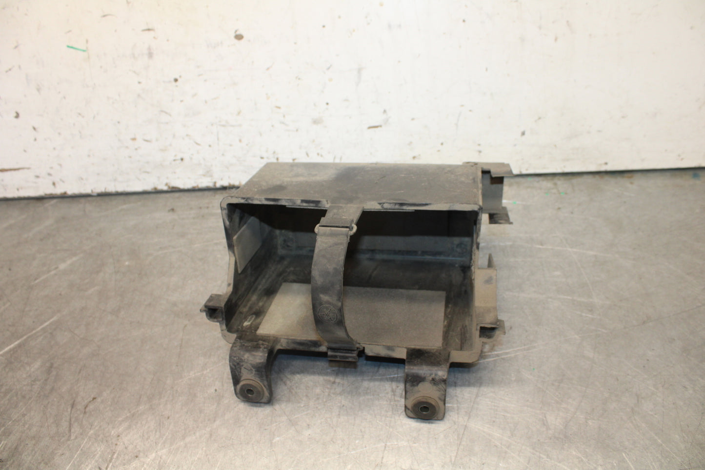05-06 YAMAHA ROYAL STAR BATTERY TRAY BOX HOLDER BB697