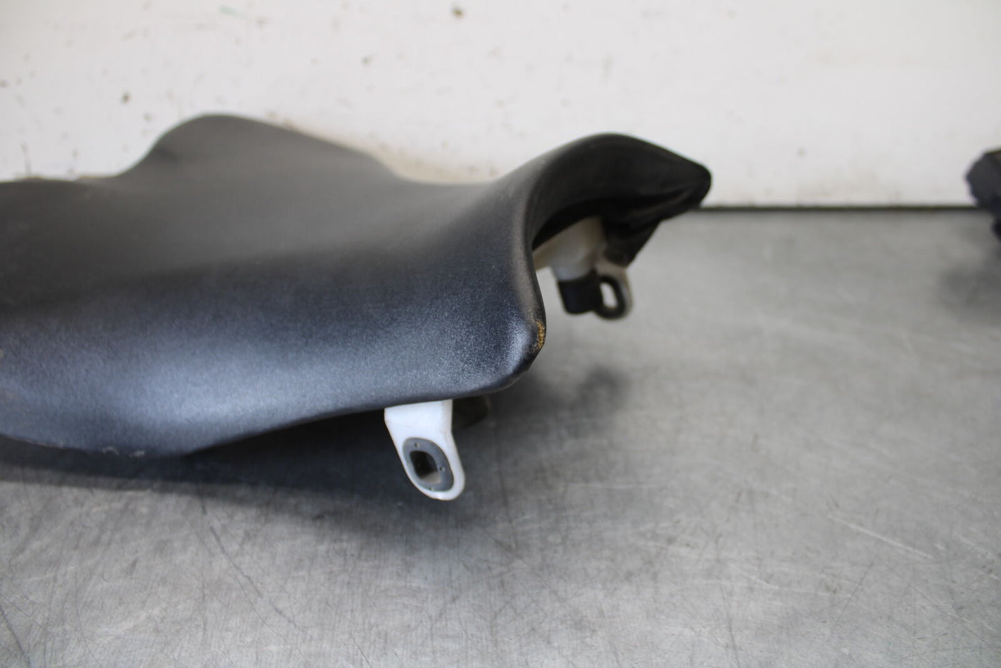 05-06 HONDA CBR600RR FRONT DRIVERS SEAT PAD SADDLE PILLION BB624