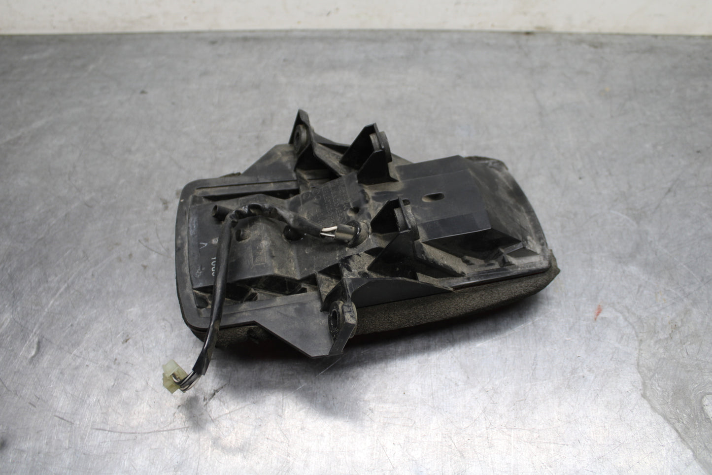 03 SUZUKI SV650S REAR TAIL TAILLIGHT BACK BRAKE LIGHT BB130