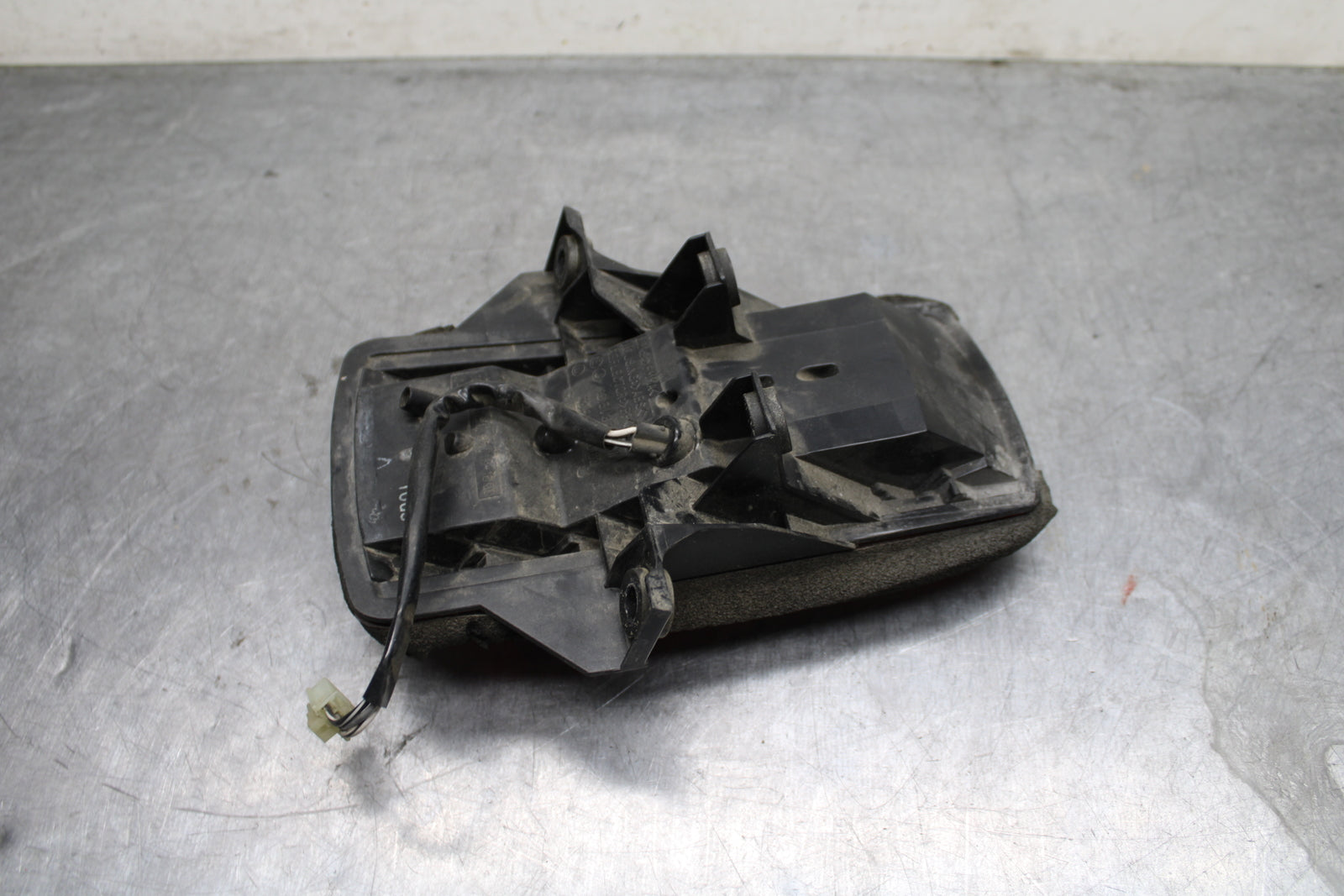 03 SUZUKI SV650S REAR TAIL TAILLIGHT BACK BRAKE LIGHT BB130