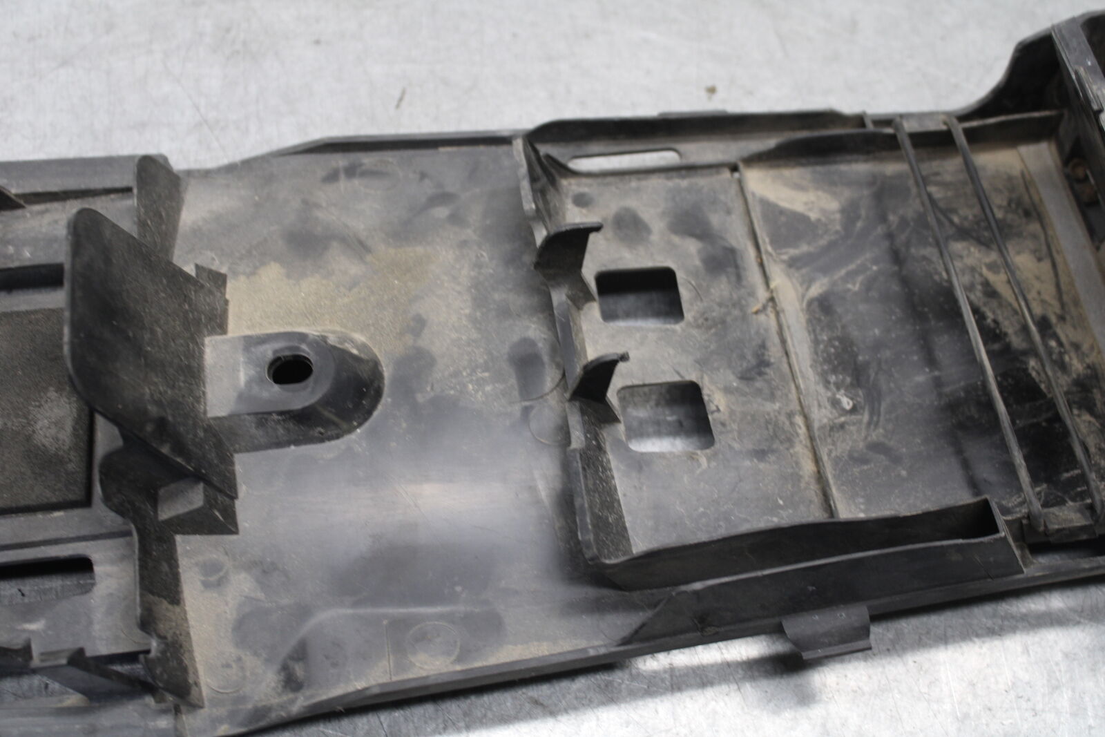 05-06 SUZUKI GSXR1000 REAR BACK TAIL UNDERTAIL BATTERY TRAY 63111-41G01 BB663