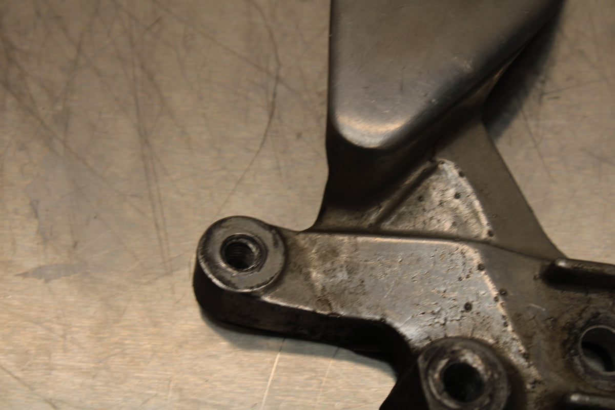 96 YAMAHA YZF750R LEFT REARSET REAR SET DRIVER FOOT PEG BRACKET MOUNT BB137