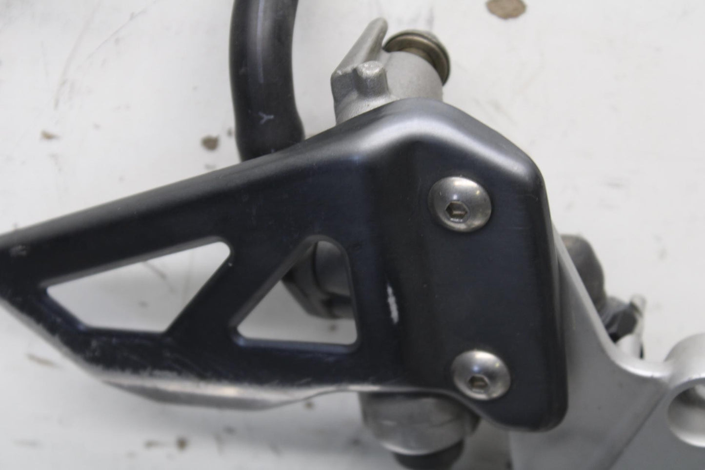 01-03 SUZUKI GSXR600 RIGHT REARSET REAR SET DRIVER FOOT PEG REST STOP BB633