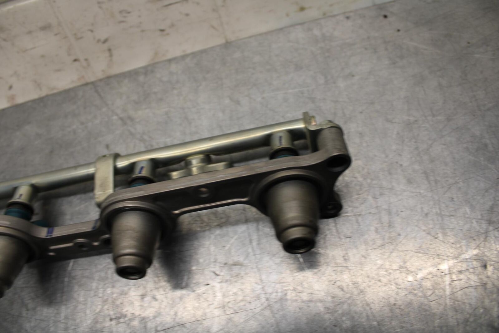 06-07 HONDA CBR1000RR SECONDARY FUEL INJECTORS TOP AIRBOX GAS RAIL BB75
